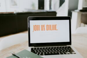 As a means of adapting to the concept of lifelong learning, universities are adopting micro-credentials and short online courses.