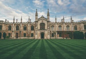 Benefits and Drawbacks of Studying Abroad vs. Local Universities